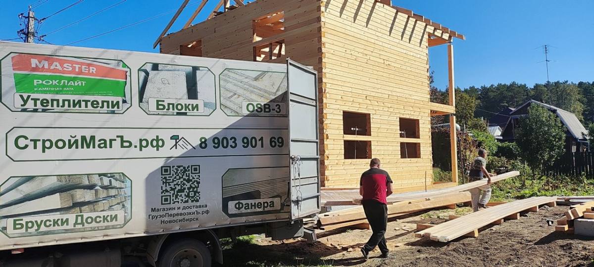 Газель у дома, на заднем плане разгружают имитацию