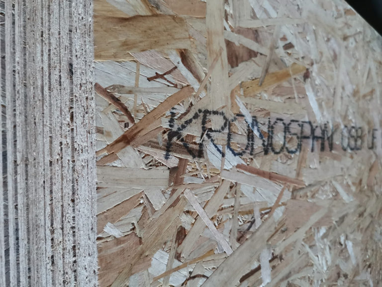 ОСП-3 9 мм Кроношпан 2500×1250 — вид с торца, крупно видна маркировка Kronospan