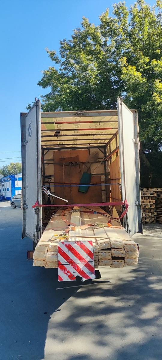 Вид на газель сзади, двери приоткрыты, верёвка