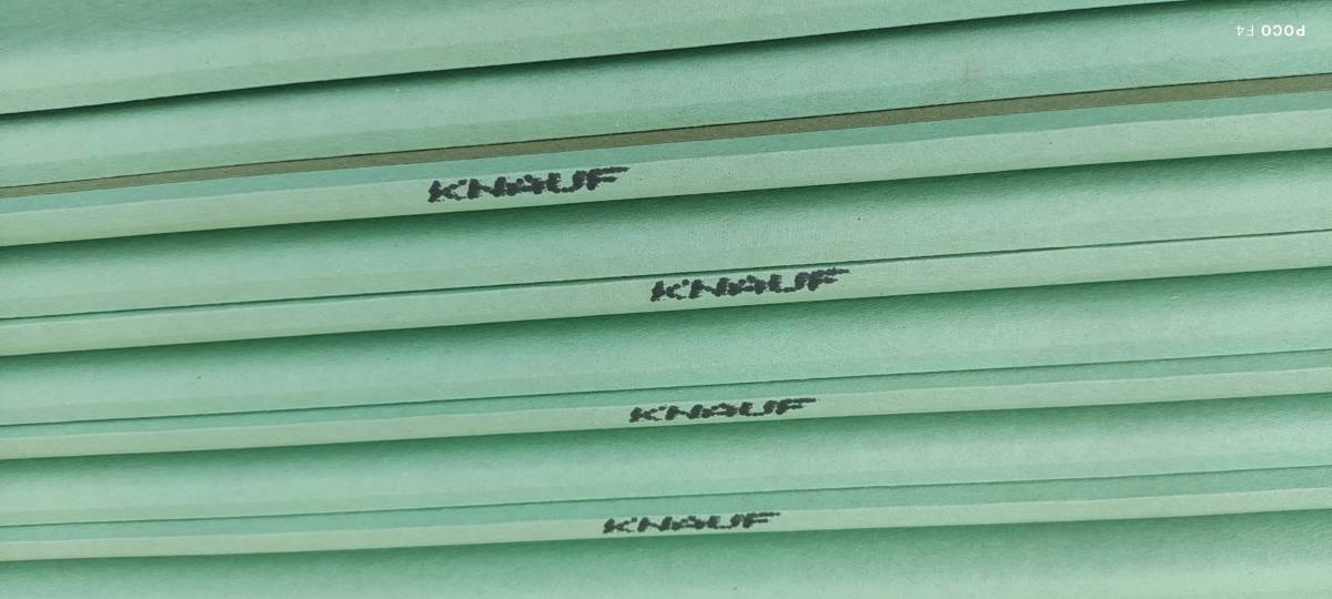 Гипсокартон влагостойкий Knauf 9,5 мм, надписи на торцах, пачка в стопке